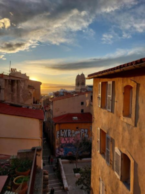 Love nest with sea view in the heart of the Panier
